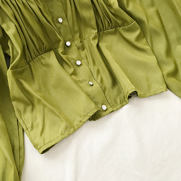 Lühike naiste särk nööpide ja pikkade varrukatega