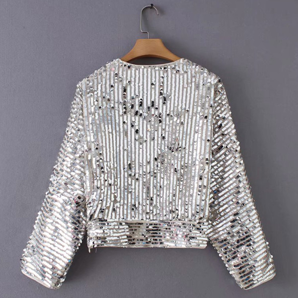 Modern női blúz mély V-nyakkal és flitterekkel