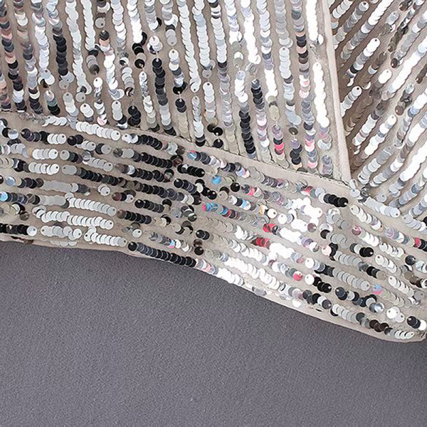 Modern női blúz mély V-nyakkal és flitterekkel