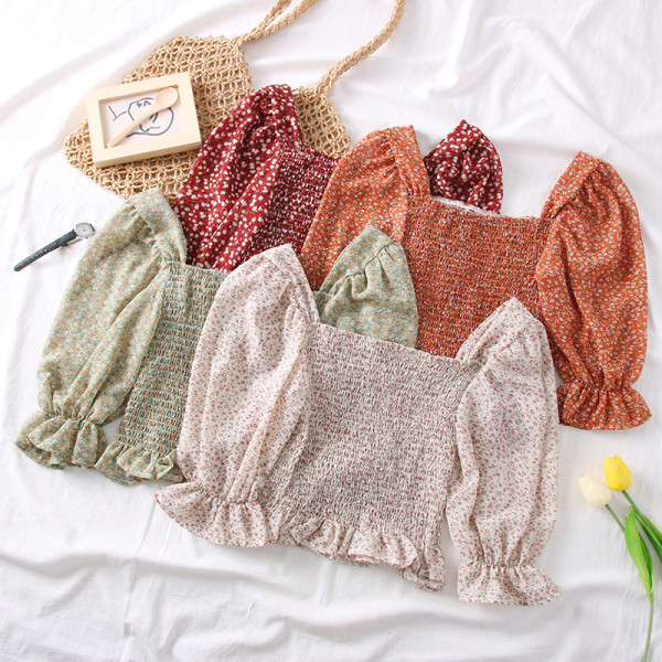 Női blúz négyzet alakú nyakkivágással, virágos motívumokkal és rövid ujjú