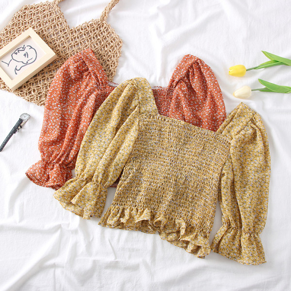 Női blúz négyzet alakú nyakkivágással, virágos motívumokkal és rövid ujjú