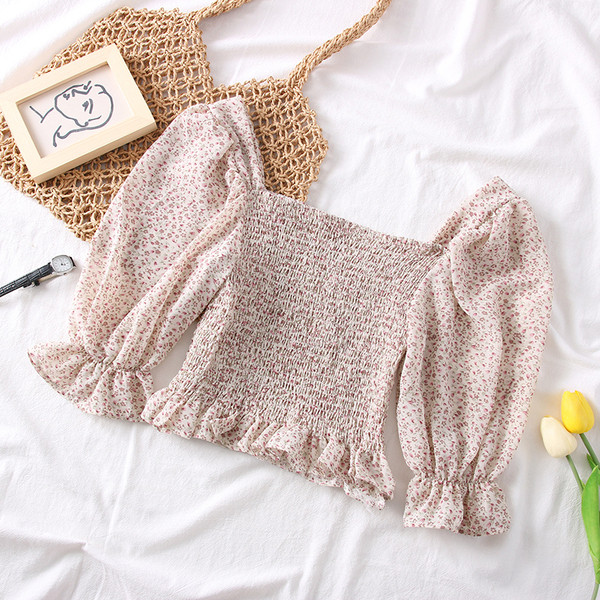 Női blúz négyzet alakú nyakkivágással, virágos motívumokkal és rövid ujjú