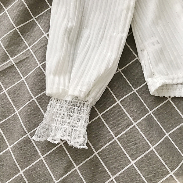 Modern női blúz hosszú ujjal és csipkével