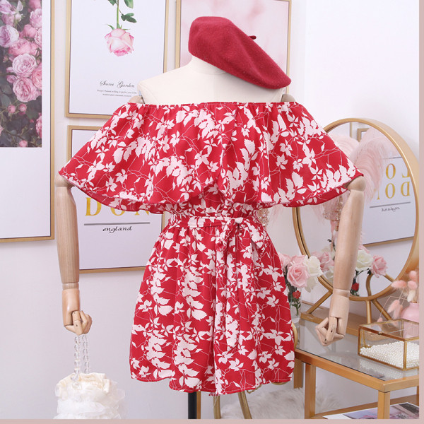 Modern női rövid jumpsuit csónakos nyakkivágással és övvel