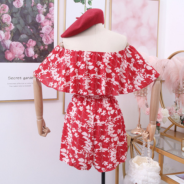 Modern női rövid jumpsuit csónakos nyakkivágással és övvel