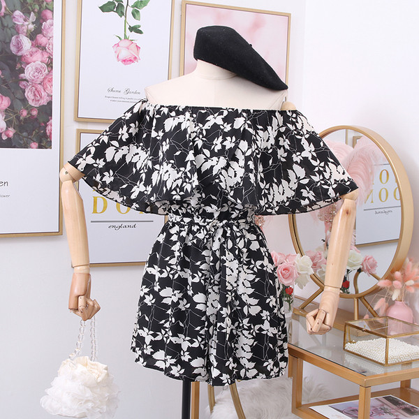 Modern női rövid jumpsuit csónakos nyakkivágással és övvel