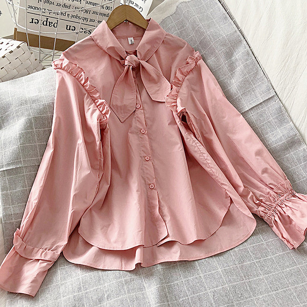 Modern női ing fürtökkel és széles ujjakkal