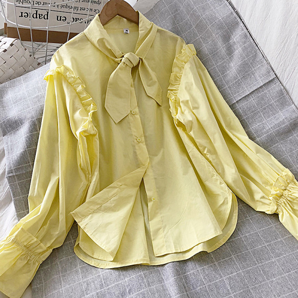 Modern női ing fürtökkel és széles ujjakkal