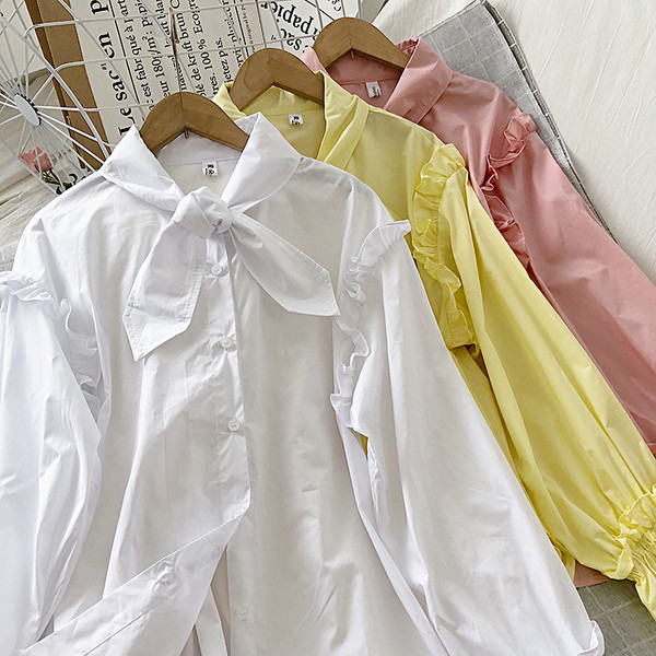 Modern női ing fürtökkel és széles ujjakkal