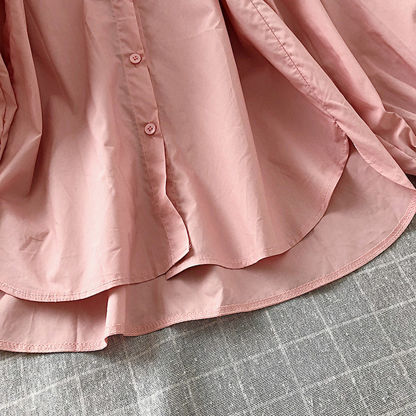 Modern női ing fürtökkel és széles ujjakkal