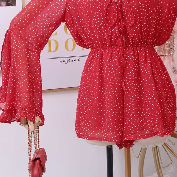 Női rövid jumpsuit széles ujjakkal és spitz sifon nyakkivágással