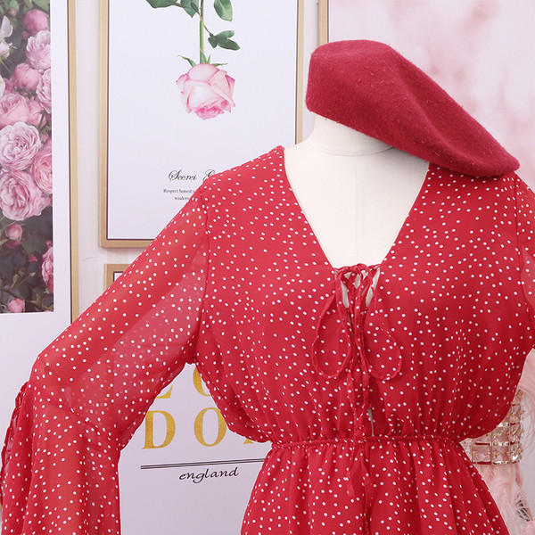 Női rövid jumpsuit széles ujjakkal és spitz sifon nyakkivágással