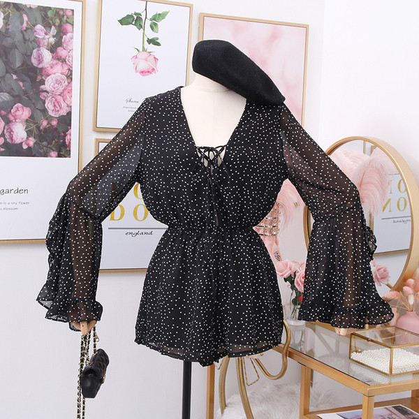 Női rövid jumpsuit széles ujjakkal és spitz sifon nyakkivágással