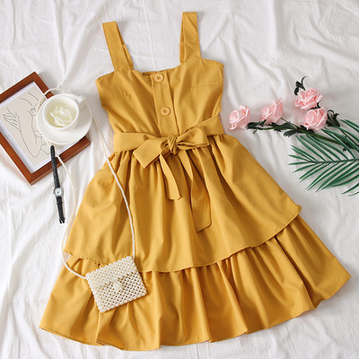 Modern női szabású ruha övvel és gombokkal