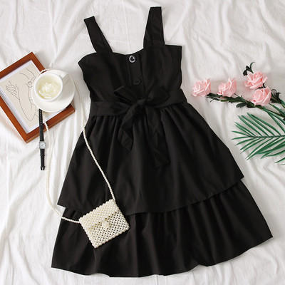 Modern női szabású ruha övvel és gombokkal