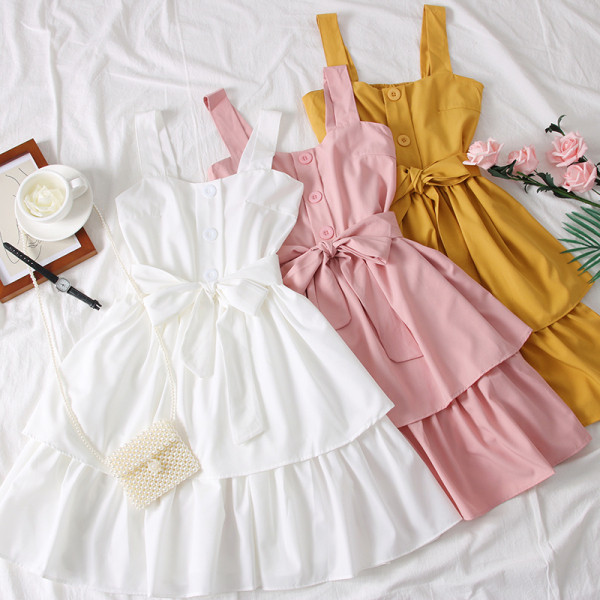 Modern női szabású ruha övvel és gombokkal