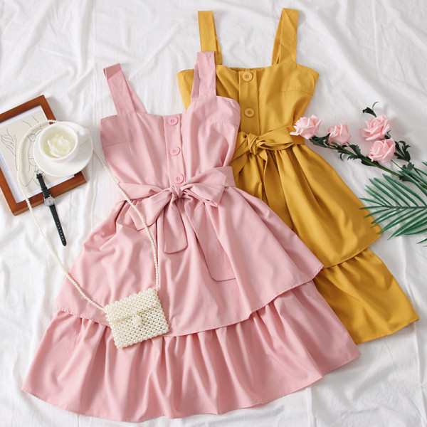 Modern női szabású ruha övvel és gombokkal