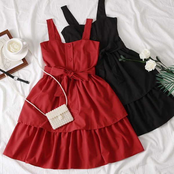 Modern női szabású ruha övvel és gombokkal