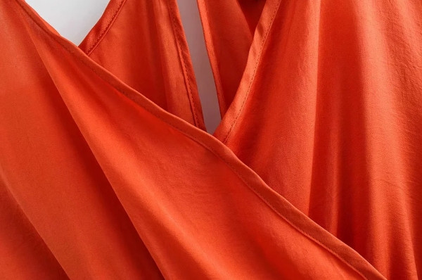 Női alkalmi overall mély V-nyakkal és derékkötővel