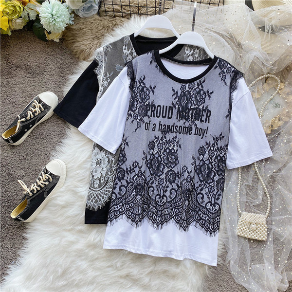 Modern női póló rövid ujjal, csipkével és felirattal