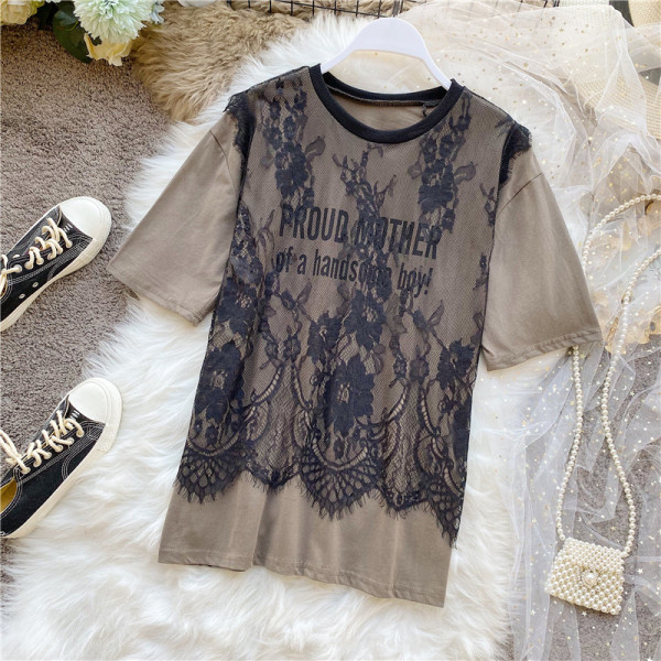 Modern női póló rövid ujjal, csipkével és felirattal