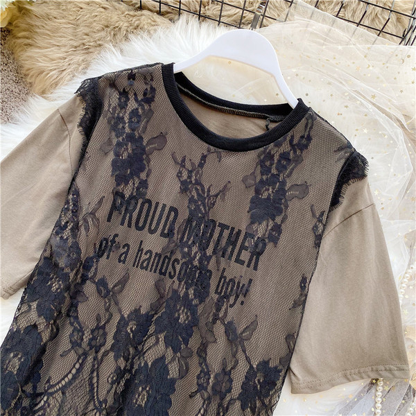 Modern női póló rövid ujjal, csipkével és felirattal