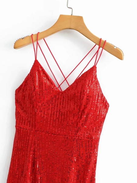 Rövid elegáns ruha vékony pántokkal és flitterekkel