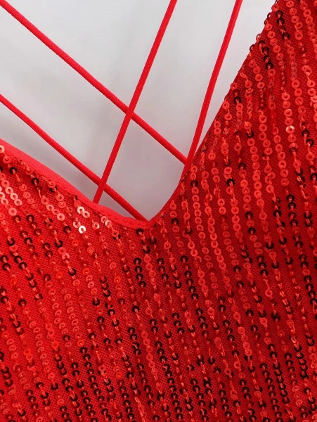 Rövid elegáns ruha vékony pántokkal és flitterekkel