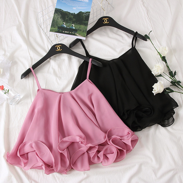 Modern, kivágott női felső vékony pántokkal és spitz nyakkivágással