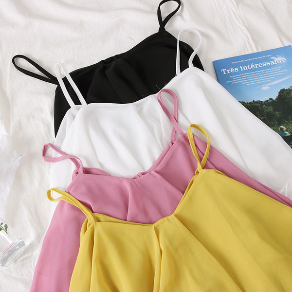 Modern, kivágott női felső vékony pántokkal és spitz nyakkivágással