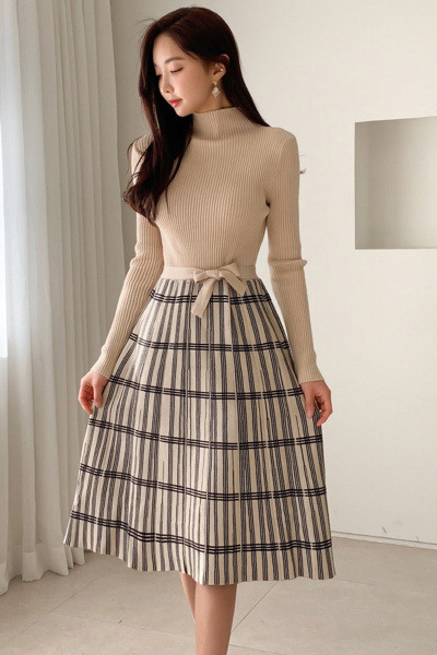 Alkalmi női ruha hosszú ujjal és magas gallérral