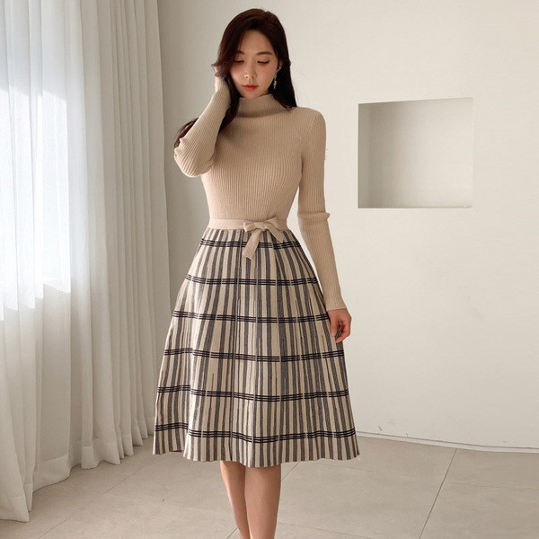 Alkalmi női ruha hosszú ujjal és magas gallérral