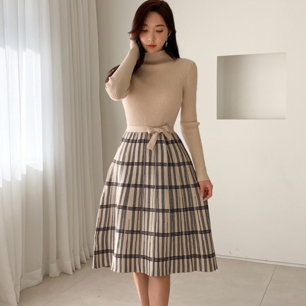 Alkalmi női ruha hosszú ujjal és magas gallérral