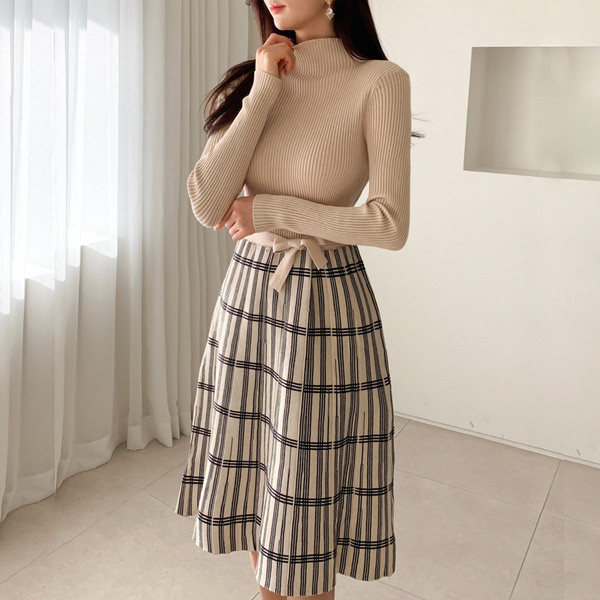 Alkalmi női ruha hosszú ujjal és magas gallérral