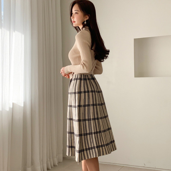 Alkalmi női ruha hosszú ujjal és magas gallérral