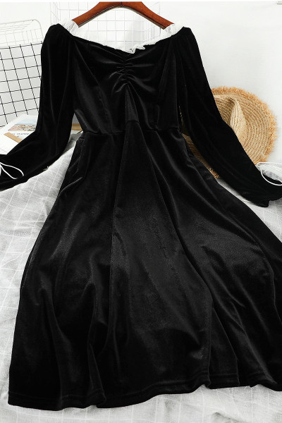 Fekete női bársonyruha hosszú ujjal és V-nyakkal