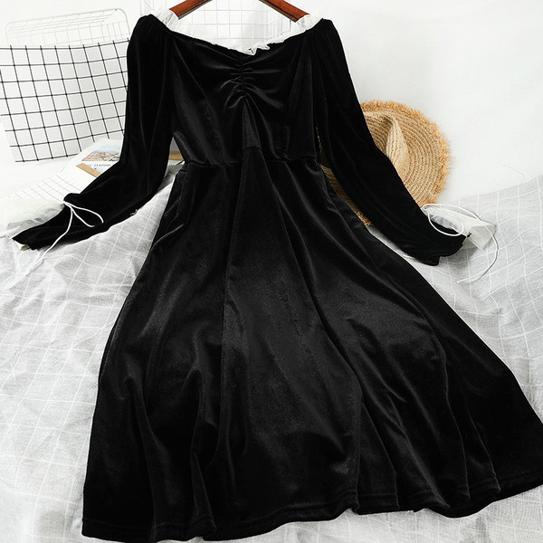 Fekete női bársonyruha hosszú ujjal és V-nyakkal