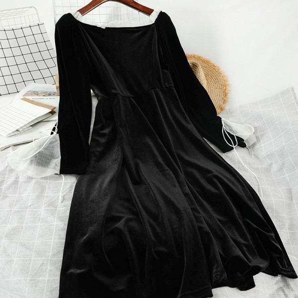 Fekete női bársonyruha hosszú ujjal és V-nyakkal