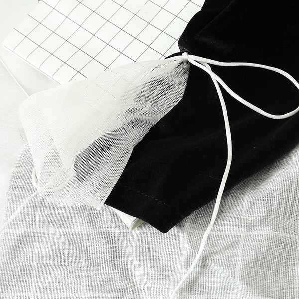 Fekete női bársonyruha hosszú ujjal és V-nyakkal