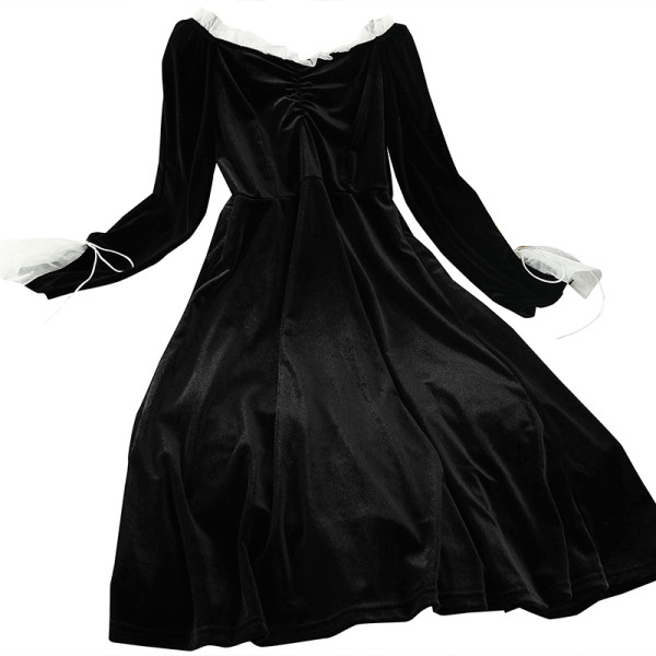 Fekete női bársonyruha hosszú ujjal és V-nyakkal