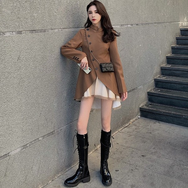 Új modell aszimmetrikus kabát gombokkal