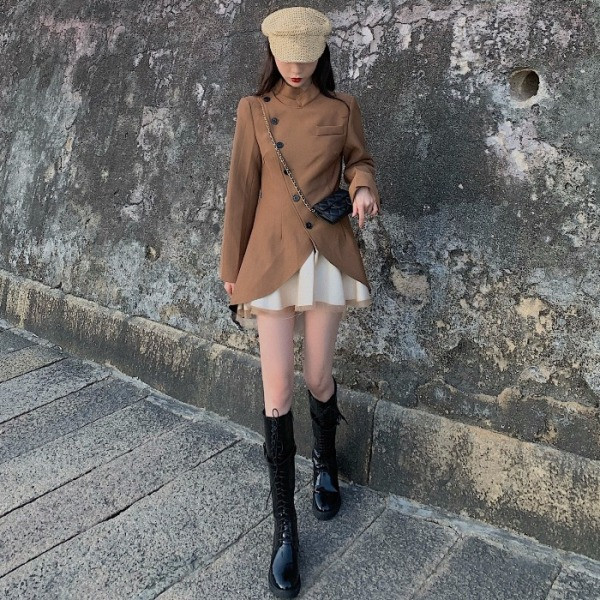 Új modell aszimmetrikus kabát gombokkal