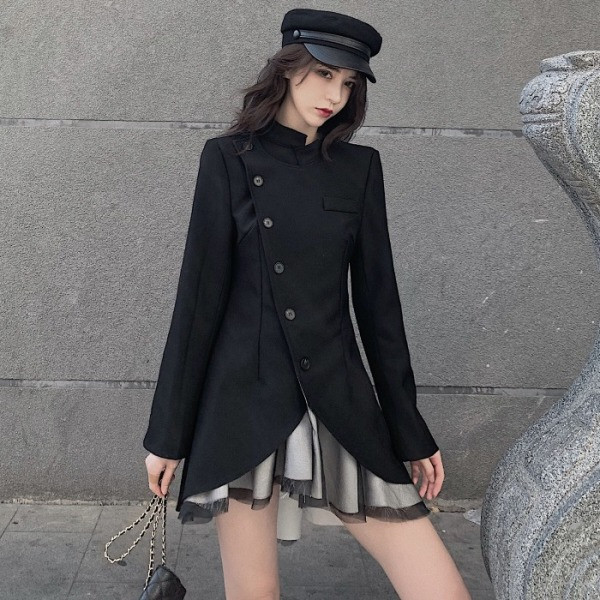 Új modell aszimmetrikus kabát gombokkal