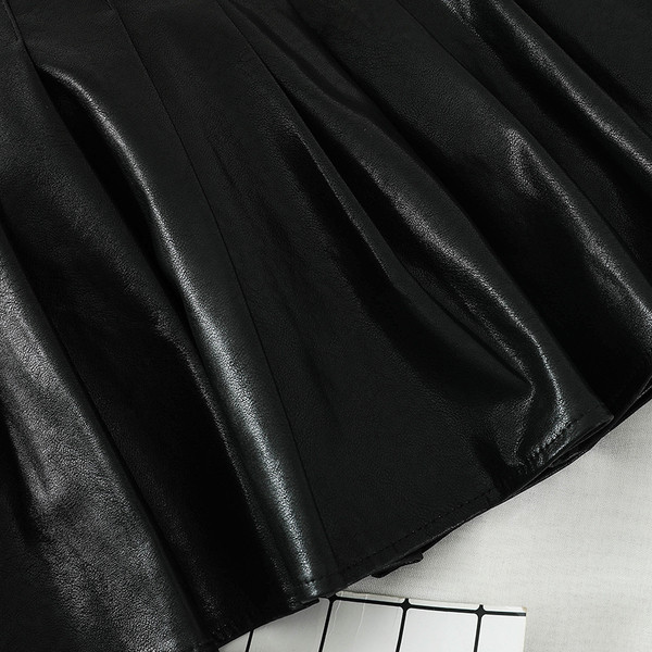 Fekete női bőrszoknya, magas derékkal és cipzárral