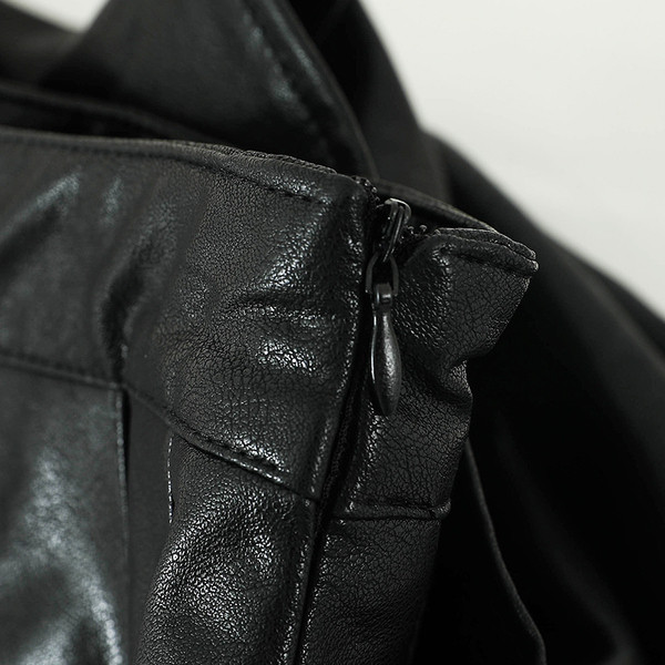 Fekete női bőrszoknya, magas derékkal és cipzárral