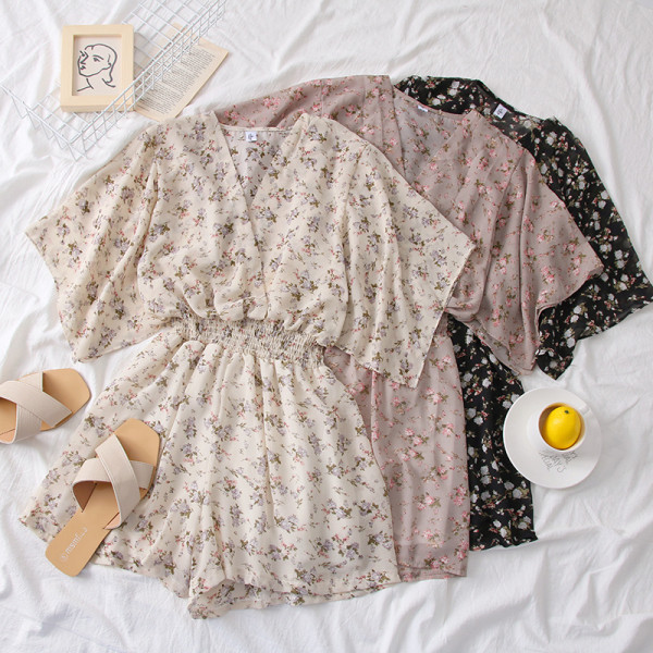 Alkalmi női overál széles ujjal és spitz nyakkivágással