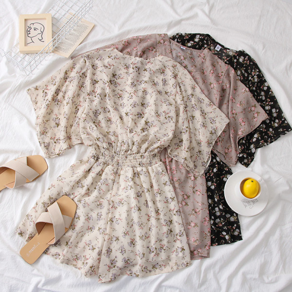 Alkalmi női overál széles ujjal és spitz nyakkivágással