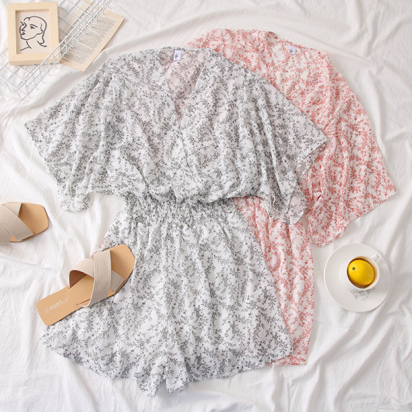 Alkalmi női overál széles ujjal és spitz nyakkivágással