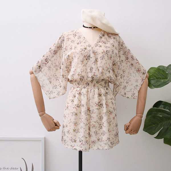 Alkalmi női overál széles ujjal és spitz nyakkivágással