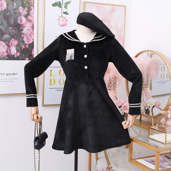 Hétköznapi női ruha gombokkal és hosszú ujjú szabású modellel